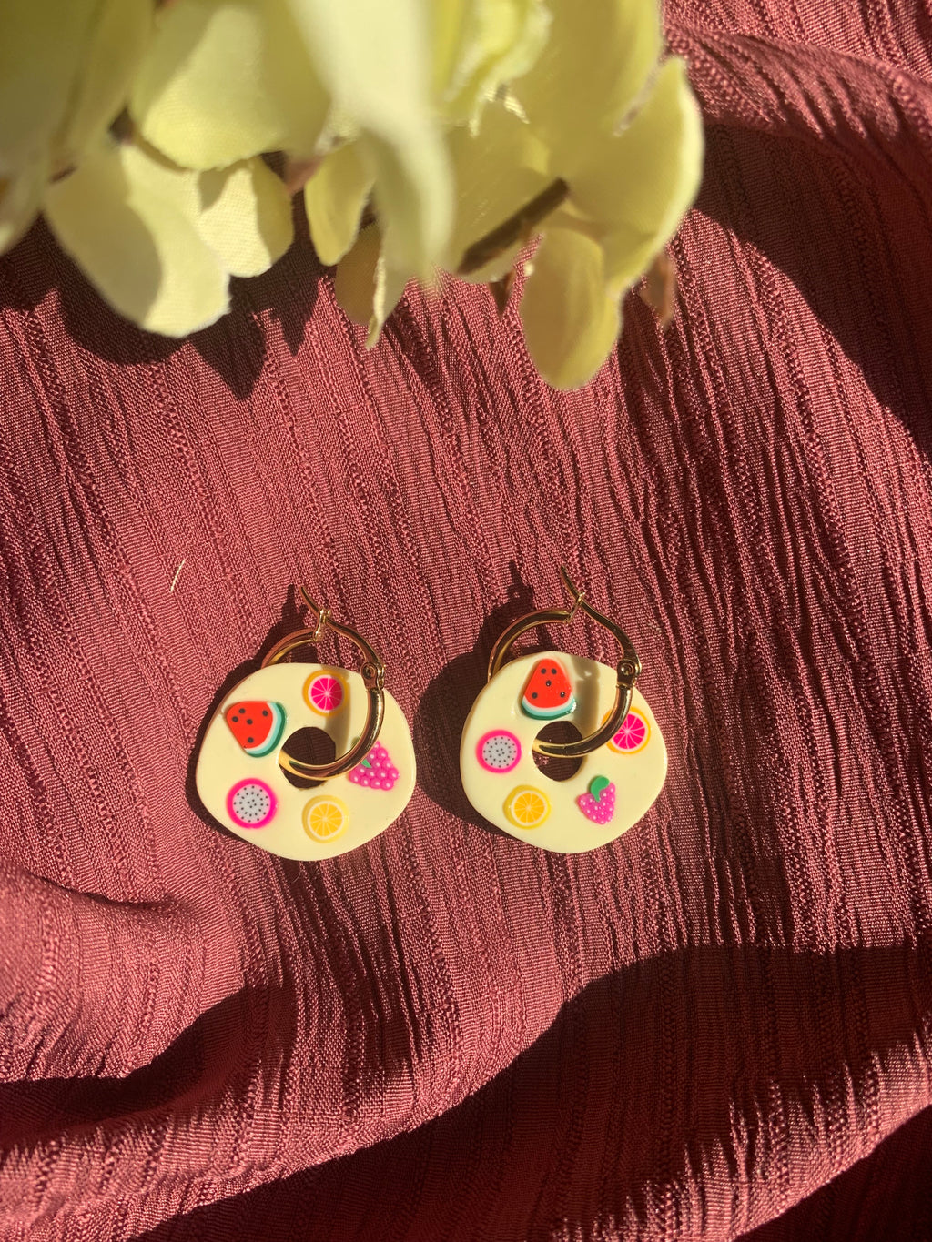 Boucles d'oreilles Fruitella - bijou sur fond bordeaux
