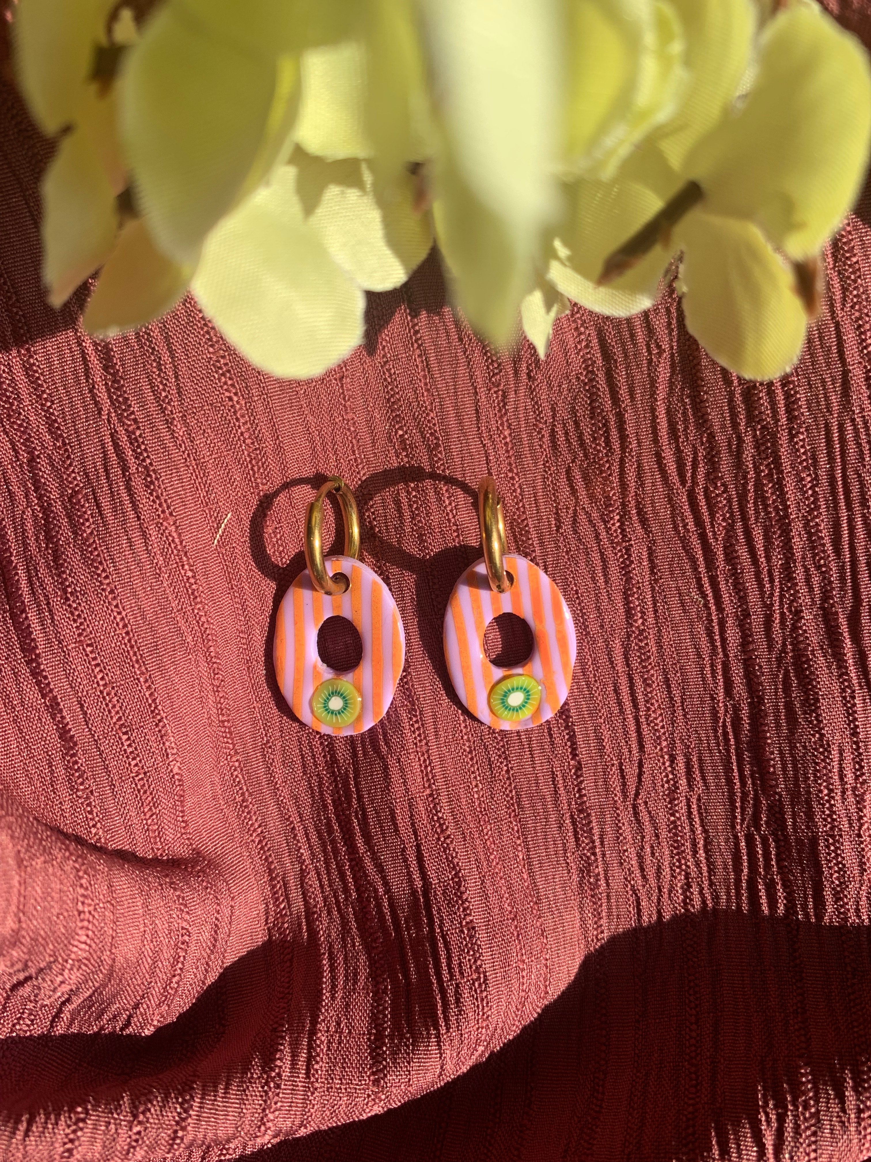 Boucles d'oreilles Kiwi - pendantes mauves rayées orange avec motif kiwi